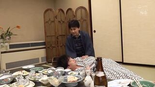 SSNI-992 憧れの女上司と相部屋がきっかけで… 田舎の宿でこっそ～り何度も射精させられた僕 星宮一花