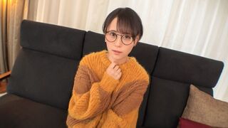 SIRO-4712 [First Shooting] [Beginner's White Skin] [Curious Precocious Musume] Lumilitaw ang isang baguhang batang babae na may salamin na mayroon lamang isang taong may karanasan. Ang isang naghahangad na artista na humahabol sa kanyang mga pangarap ay l