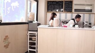 MIAA-545 小悪魔バイトちゃんと店内でこっそりショートタイム不倫 隙あらば何度も何度も即ハメ中出しでヤラれた僕（店長）… 白桃はな