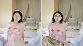 이렇게 섬세하고 상냥한 외모의 안경을 쓴 여신 [온라인 미소녀]는 간호사인데 알몸을 벗기고 보지를 만지작 거리며 비명을 지르는 것이 너무 섹시합니다!