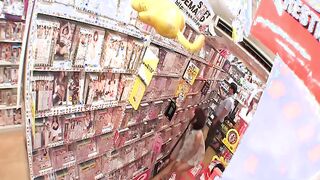 SW-370 還害羞，都來這邊了，大姐姐誤入A片專賣店，想回頭卻被被客人圍住偷偷幹。