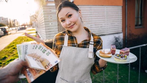 ⁣Luna Truelove - Cream Cakes and a Creampie