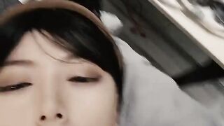[Ru Mo Ji] 見事な美女と彼女のセックスフレンドが自宅で情熱的なセックスをしています。カメラは彼女の太いマンコをクローズアップで映し、出し入れしています。彼女は大きなお尻に乗り、JB の指を肛門に挿入し、彼女は息を切らしている。