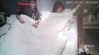 New Taiwan Decryption ❤️ 아주 가까운 호텔 카메라가 밤에 방에 묵는 대학생 커플을 몰래 촬영했는데 소녀의 질은 처녀처럼 단단했습니다