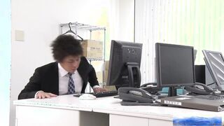 斉藤真央 - オフィスレディの斉藤真央がオマンコを楽しみながら見ています