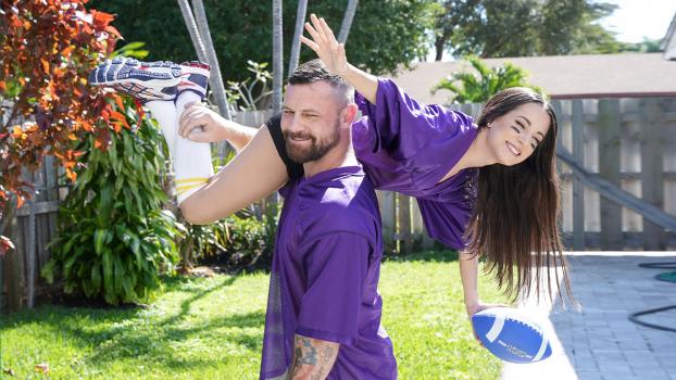 ⁣Freya Von Doom - Freya's Halftime Blow