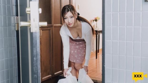 ⁣Erito - A Bone To Pick With Sexy Housewife