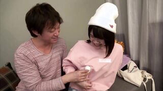 300MAAN-357 Hina-chan, une pom-pom girl super mignonne qui appartient au club de pom-pom girl d'une prestigieuse université A, est une femme super érotique obsédée par le fait de plaire aux hommes avec son corps érotique égoïste et ses techniques habiles 