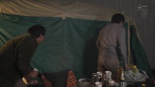 JUL-910C 미인 아내가 동네 캠핑 중 텐트에서 윤간 질내 사정되어 미친 오르가즘 혼다 히토미