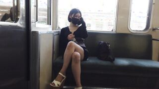 FC2-PPV-2340959 火車上暴露的內褲 - 一個淘氣的女士用染色的內褲鏡頭挑釁我