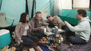 JUL-952 Town Camp NTR - 在帳篷裡強姦妻子的令人震驚的戴綠帽子視頻 夏川海美