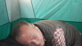 JUL-952 Town Camp NTR - 在帳篷裡強姦妻子的令人震驚的戴綠帽子視頻 夏川海美
