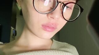 FC2-PPV-2994651 木内さんのセクシーニットとチャック付きスク〜る水着で店外コスプレ撮影オプション❤️薄ピンク乳首でオイルでテカテカな卑猥な映像