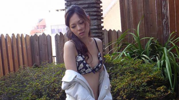 ⁣Misaki Yoshimura - Misaki Yoshimura on a rooftop garden gets naked and plays with us