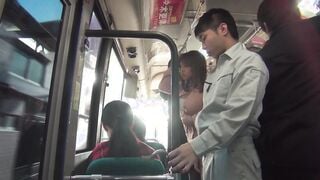 SW-250 すし詰め満員バスで目の前のボインが僕の体に密着！思わず勃起したチ○ポが彼女の股間に食い込み、挿入するしかおまへんがな！