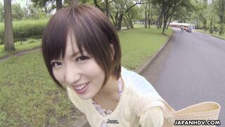 You Asakura - Yoh Asakura는 공공장소에서 원격 제어 진동기를 그녀의 보지에 밀어넣습니다.