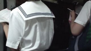 DANDY-453 ``Fingi que cometi um erro e entrei no ônibus para a escola feminina e fui fodido.'' Este é o início do meu desenvolvimento! ? Versão colegial com seios que não podem ser escondidos pelo uniforme.