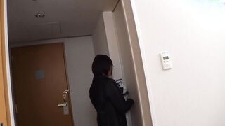 428SUKE-018 喉奥性感帯ドM色白メイドコロちゃん！控えめ美乳に美麗尻肉、自ら手で喉を刺激するどヘンタイ！！？喉で感じてマ●コを濡らし、潮を吹く！！無理やりご奉仕