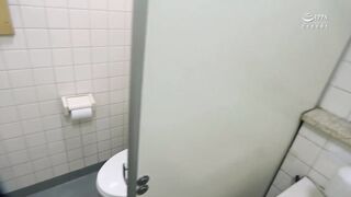 GS-434C 在男廁遭遇露出巨乳的性愛狂姐姐！竟然有如此變態的大姐姐啊