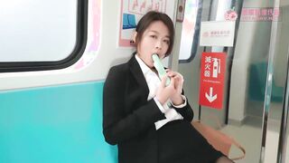 蜜桃传媒PMX050黑丝OL地铁泄欲-张欣妍