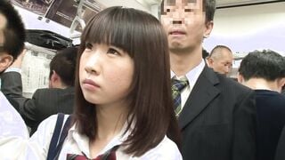 HUNT-756 満員電車内、目の前に来た女性が超カワイくてたまらず勃起！通勤ラッシュで混雑してる電車内。押しに押されてたどり着いた先は…超どストライクの女子校生の目の前