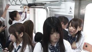 HUNT-780 朝の通勤ラッシュで間違えて乗ってしまった女性専用車両が、女子校生だらけ！しかも、混雑の熱気で汗だくブラ透け率100％で我慢できず勃起！周りの女子校生に勃