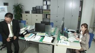 HUNT-800 仕事のできないボクに冷たいエリート女上司のガニ股でパンストを履き替える場面を見てしまった！いつの間にやら昇進した年下だけど上司のOLと二人きりで残業…。