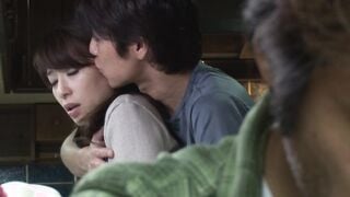 VENU-597 tidy［無言］thin 隣にお父さんがいるのよ… かすみ果穂