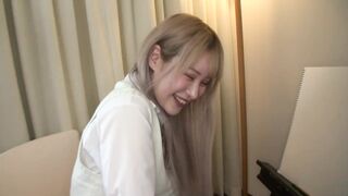 417SRYA-045 『ヌードデッサンでチ●ポ描いてください！！』むっちり美白のギャルJ系！照れ笑いを見せながらも余裕の表情でチ●ポを握り→フェラ！手マン攻撃でまさかの