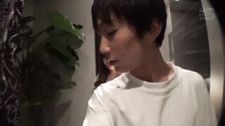 CAWD-437 幼馴染3人で5年ぶりにデート。そのままホテルで… アオハルを取り戻すように三位一体になって超密着サンドイッチされバカみたいに中出ししまくった人生で一番最