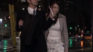 DANDY-582 「『そんなに触ったら…おばさんここでセックスしたくなっちゃう』無意識に胸が密着してしまい真面目な青年を痴漢師に変えてしまう迷惑巨乳女」VOL.1