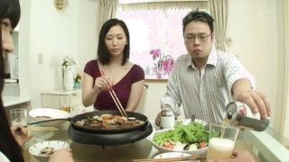 MEYD-447 上司の巨乳妻が淫語で鼓膜を犯しながらこっそり中出しを誘惑 佐山愛