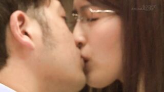 SDMU-338 マジックミラー人妻不倫リサーチ 「酔うと急に色っぽくなる妻が心配で…」居酒屋で相席になった男性が妻を酔わせデカチンを握らせたら、鼻息が荒くなり旦那がいる