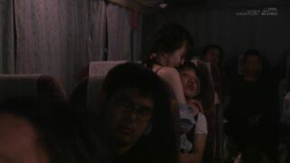 SDMUA-042C 代替女友參加跑趴，回程的夜間巴士被女友的朋友3人【出軌後宮逆NTR】…新潟→新宿之間