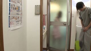 HUNT-850 学校と家との往復ばかりで何の刺激もない僕の生活だったけど、ある日泊りに来ていた姉友のシャワー姿がガラス越しにはっきり透けて見えていたので、僕は勃起しなが