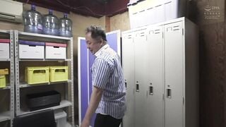 CAWD-407 J'ai succombé aux tentations mignonnes et mignonnes de mon travail à temps partiel, et j'ai fini par devenir accro aux réunions secrètes, à la tricherie et à avaler du sexe... Le nom de Yukari ?