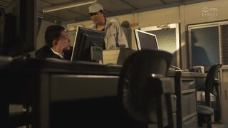 JUQ-156C 外出的時候打發時間。工場勤務的平凡人妻脫掉衣服後超色情、成為精英社員的順從抖M性奴隸。安美波