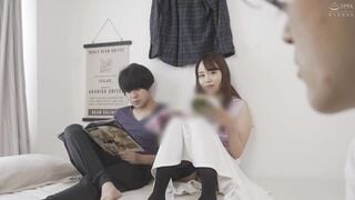 HUNTB-513 誤爆！？幼馴染が間違えてボクのスマホに自分のエロ画像を送信！誤送信に気づいた幼馴染から削除して！というメッセージに「エッチしてくれたら…」
