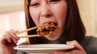 336KNB-250 ボンキュッボンのスタイル抜群若奥様を自宅に招いてAV撮影！「旦那じゃ足りないから浮気してみたけどもっと刺激が欲しいの♪」この奥さん乳も尻もデカいけど