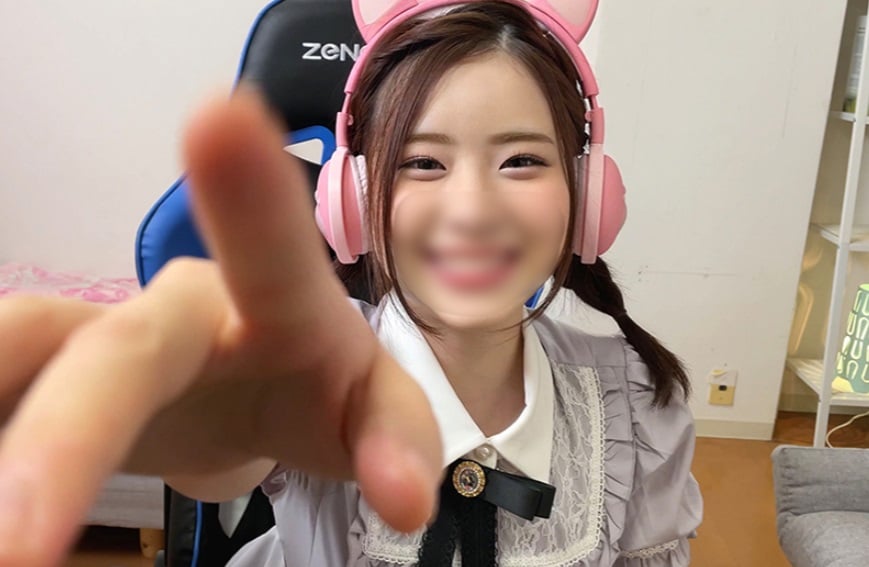 ⁣FC2-PPV-2468802 【配信の裏側、流出】めちゃかわ♥(20歳) フォロワ４萬！人気ゲーム配信女子大生、男子大生とゲーム配信中に軽イキ☆垢BANギリギリのフェラ