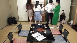 DANDY-860 混浴温泉で母親の巨乳ママ友二人に挟まれておもちゃにされた僕 VOL.3