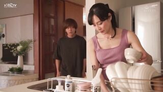 ROE-082C 只有我知道…跟朋友母親的秘密入門課 平岡里枝子