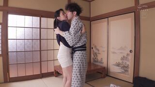 ROE-141 「もう、貴方の事しか考えられないの…」旅行先で夫の連れ子と相性抜群中出し交尾に溺れる義母 安野由美