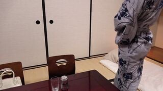 KAM-137 関東圏某老舗旅館オーナー撮影動画流出 婦人会慰安旅行の美人妻を狙った睡眠薬昏●中出しレ●プ動画 宿泊先の旅館の一室「ご自由にお飲み下さい」と室内に置かれた
