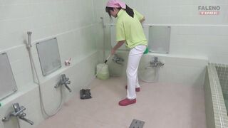 406MFO-025 [限量發行第01卷] 在Kenko Land的公共浴室裡，周圍沒有人......看到完全勃起的18厘米大雞巴後感到非常興奮的女清潔工- 如果他們看到這樣的東西怎麼辦？ (·∀·