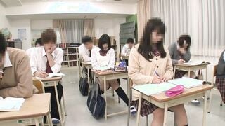 HUNTA-159 学校の男子トイレで女子が立ちション！？女子トイレが使用禁止となっている日におしっこが我慢できなくなった女子生徒は、迷った末に「漏らすよりはマシ！」と男