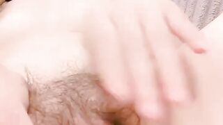 驚異の美しさで9点！体全体がピンク色でかわいらしいですね！セクシーなランジェリー、ピンク色のマンコを広げて触ると美脚がはっきり見える