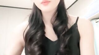 9分颜值！极品尤物网红女神！开档丝袜修长美腿，大黑牛暴力自慰，头部塞入骑坐，爽的高潮喷水