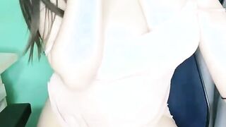 G罩杯巨乳尤物！边看小黄片边自慰！柔软奶子晃动，多毛骚逼跳蛋震动，好舒服嘶嘶声