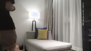 [Mencari Bunga di Tengah Malam] Saya membuat temu janji dengan seorang gadis langsing berbaju merah untuk bersetubuh dengan TP. Dia menanggalkan pakaiannya dan menjilat payudaranya sebelum menunggang di atas dan menidurinya dengan kuat. Dia mengerang dan 